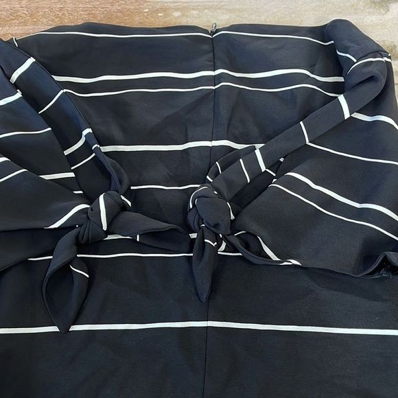 Vince Camuto Short Tie Sleeve Variegated Stripe Top-M - Picture 5 of 11